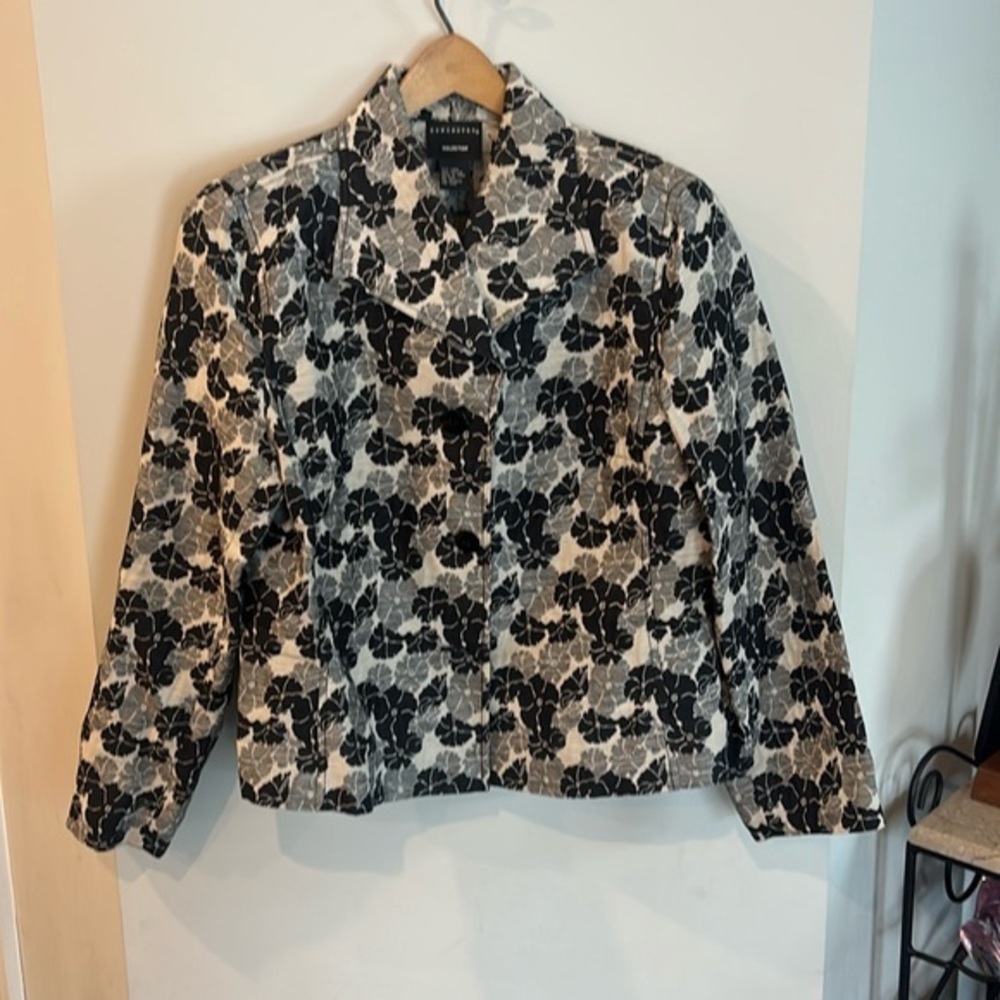 Women’s linen coat from DONCASTER sig collection. Size 14